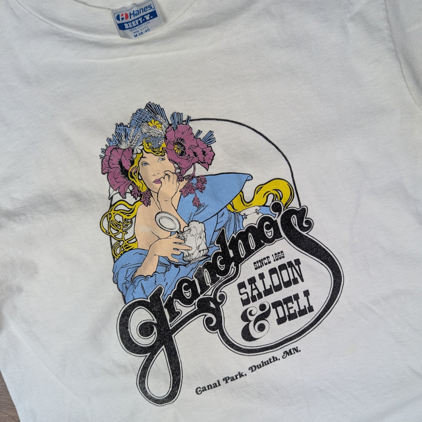 White Vintage 80's Single Stitch Hanes Grandma's Saloon Graphic T-Shirt Size M